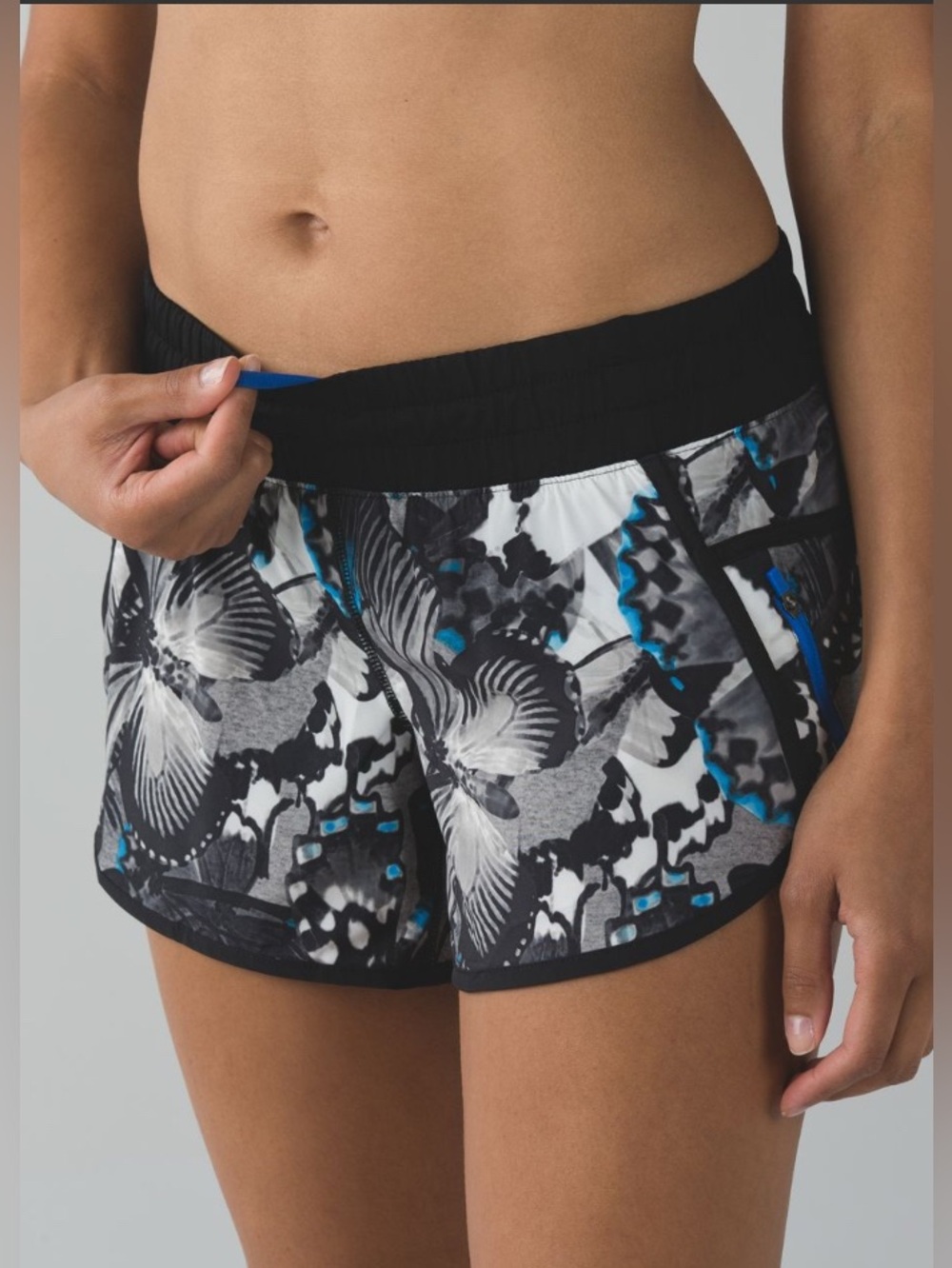 Lululemon Tracker Short III size 6 Great condition!